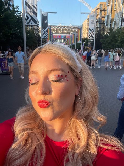 Taylor Swift Eras Tour Makeup Red, Maternity Eras Tour Outfit, Era Tour Makeup Ideas, Taylor Swift Red Makeup Look, Eras Makeup Ideas, Red Taylor Swift Makeup Ideas, Eras Your Makeup Ideas, Harry Styles Makeup Ideas, Eras Tour Makeup Ideas Red