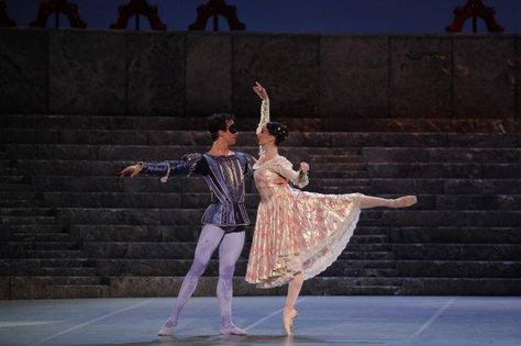 Marta Romagna - 'Romeo and Juliet' (Foto/Brescia - Amisano/ Teatro alla Scala) Romeo And Juliet Ballet Costumes, Ballet Reference Poses, Ballet Couples, Ballet Romeo And Juliet, Romeo Costume, Romeo And Juliet Ballet, Juliet Ballet, Romeo And Juliet Costumes, Dancer Things