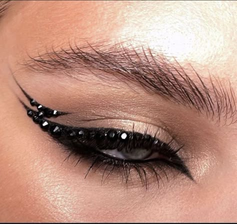 Colorful Gem Eye Makeup, Euphoria Black Makeup, Black Rhinestones Makeup, Graphic Eyeliner With Rhinestones, Prom Black Makeup, Hair Jewels Hairstyles, Rave Makeup Black, Graphic Liner With Rhinestones, Matrix Makeup Look