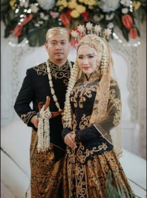 Baju pengantin adat jawa tengah modern Pengantin Jawa Modern, Pose Foto Pernikahan, Javanese Wedding, Adat Jawa, Hijab Wedding Dress, Modern Hijab, Info Whatsapp, Photoshoot Makeup, Wedding Hijab