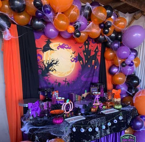 Festa Hotel Transylvania, Transylvania Movie, Buffet Halloween, Décoration Table Halloween, Halloween Themed Party, Halloween First Birthday, Halloween Gender Reveal, Halloween 1st Birthdays, Halloween Themed Birthday Party