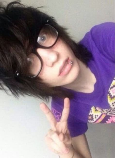 An emo boy with pale skin and black hair with a fringe, he is wearing glasses and has lip piercings and is wearing a purple tee shirt while holding up a peace sign and making a surprised face Johnnie Guilbert, Wallpapers Images, Linen Casual, Wallpapers Backgrounds, Summer Black, Free Hd Wallpapers, Home Screen, Hd Wallpapers, Casual Fashion