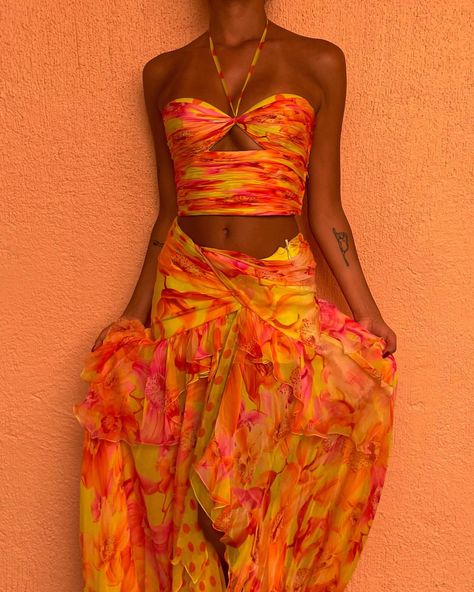 This Atelier Versace set is giving me life!!! @vintageoperandi 🫠🧡 | Instagram Summer Set Outfits, Outfits Party Night, Summer Dinner Outfit, Colorful Summer Dresses, Latina Outfits, Tropical Outfit, Orange Fits, Cute Pjs, Fits Aesthetic