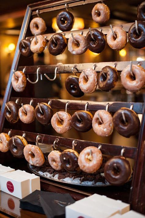 Magnify donut display Rehearsal Dinner Dessert Ideas, Donut Wall Wedding, Donut Display, Wedding Donuts, Donut Bar, Top Wedding Trends, Traditional Wedding Cake, Tafel Decor, Donut Wall