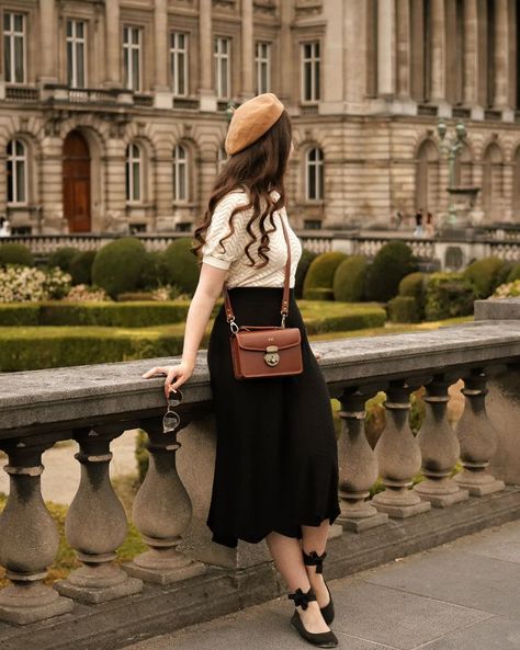 Shirin Altsohn (@shirinatra) | Instagram Service Outfits, London Clothes, Comfortable Travel Outfit, Fashion Travel Outfit, 40s Style, Neoclassical Architecture, Outfits Vintage, Fashion For Petite Women, Mens Casual Outfits Summer