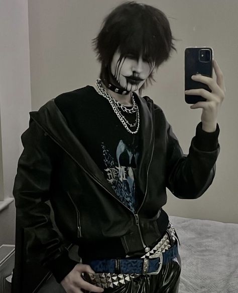 Black Metal Makeup Man, Alt Male Makeup, Cool Emo Makeup, Goth Mens Makeup, Gothic Men’s Makeup, Masc Vampire Makeup, Male Gothic Makeup, Goth Makeup For Men, Emo Guy Makeup