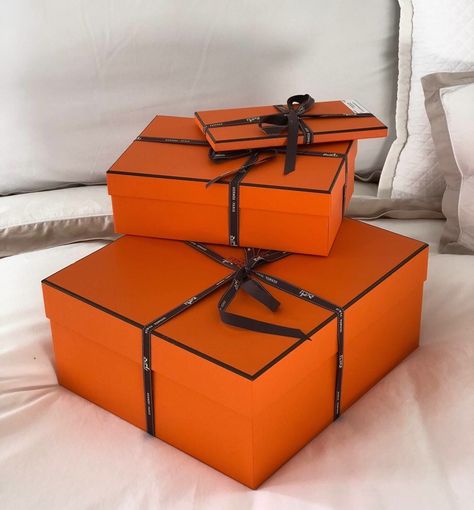 Hermes Gift Boxes, Hermes Box Packaging, Isobel Lorna, Hermes Cake, Hermes Packaging, Hermes Products, Hermes Gift, Orange Box, Hermes Orange