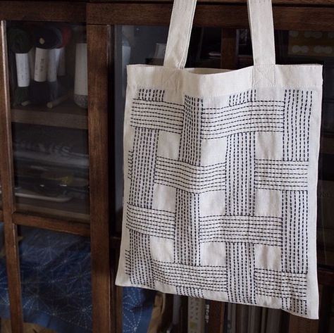 Sashiko Bag, Shabby Chic Bags, Sashiko Pattern, Textile Art Embroidery, Embroidered Tote, Folk Embroidery, Sewing Embroidery Designs, Kantha Stitch, Slow Stitching