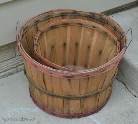 Have bushel baskets lying around? Turn them into this DIY Tiered Bushel Baskets tutorial for fall! Upcycling, Fall Bushel Basket Ideas, Bushel Basket Ideas Decor, Halloween Havoc, Bushel Baskets, Pumpkin Bowls, Fake Pumpkins, Apple Baskets, Old Baskets