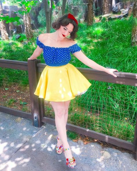 Allison Erland [as Snow White] (Cosplay by Damfino @Instagram) #SnowWhiteAndTheSevenDwarfs #Disneybounding Snow White Disneybound, Disneyland Dress, Snow White Outfits, Snow White Cosplay, Disney Bound Outfits Casual, Princess Inspired Outfits, Disney Dress Up, Disney Themed Outfits, Cute Disney Outfits