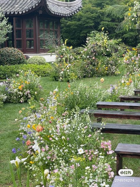 Daisy Wedding Ceremony, Botanical Garden Wedding Aesthetic, Cottagecore Wedding Ceremony, Wedding In A Flower Field, Roof Flower Decoration, Wedding Cottagecore Aesthetic, Field Of Flowers Wedding, Spring Meadow Wedding, Floral Forest Wedding