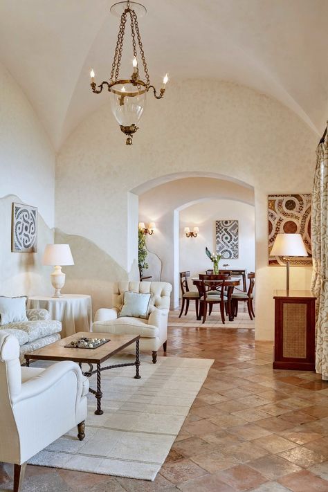 a cream and white sitting area with a dining table next door Italian House Interior, Dining Room Glam, Italian Style Home, Living Room Mantel, Vintage Patio, Belmond Hotels, Shabby Home, Vintage Dining Room, Vintage Bedroom