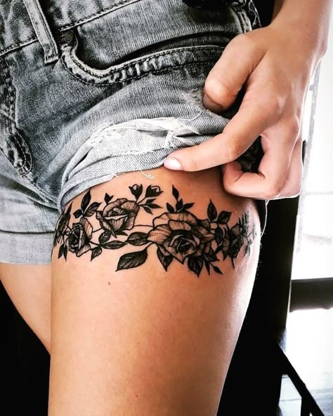 Tatuagem na coxa de rosas #smalltattoo #tattoosforwomen Thigh Garter Tattoo, Upper Leg Tattoos, Upper Thigh Tattoos, Cute Thigh Tattoos, Garter Tattoo, Tattoo Band, Tato Minimal, Hip Tattoos Women, Tattoo Rose