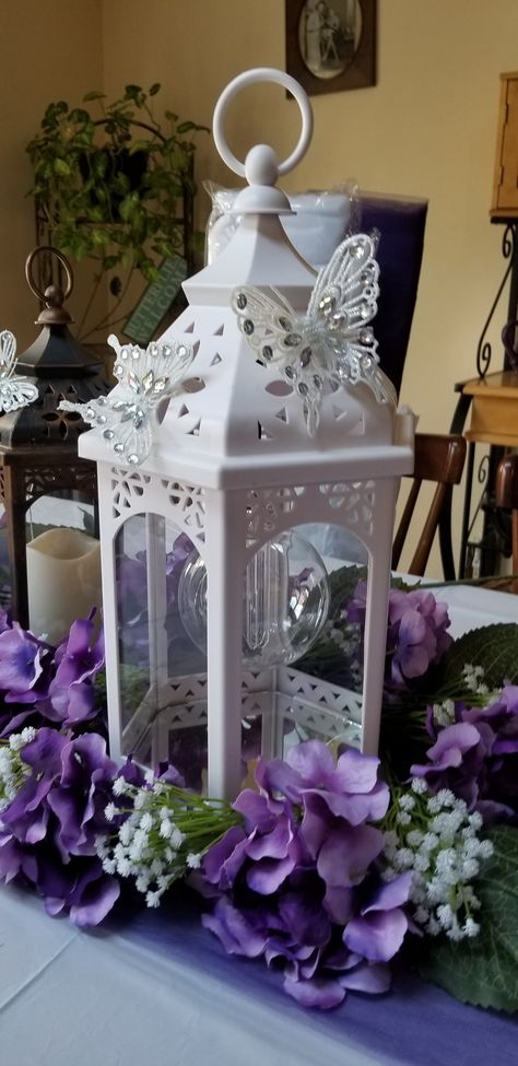 Quince Center Piece Ideas Butterfly, Purple Enchanted Forest Quinceanera, Center Piece Quinceañera, Center Piece For Quinceañera, Purple Centerpieces Quinceanera, Quince Center Piece Ideas, Quince Centerpiece, White Lantern Centerpieces, Quinceanera Purple