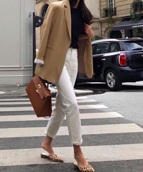 White Blazer Work, How To Wear White Jeans, Suede Accessories, How To Wear Shirt, Casual Chique Stijl, Work Outfits Frauen, Jeans Outfit For Work, How To Wear Blazers, Minimalist Moda