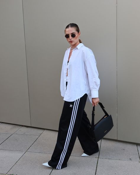 Jogger And Shirt Outfit, Contrast Pants Outfit, Black And White Track Pants Outfit, Sport Classic Style Outfit, Athleisure Outfits Office, Track Suit Pants Outfits, Wide Leg Adidas Pants Outfit, White And Black Outfits For Women, Sport Casual Outfit Women