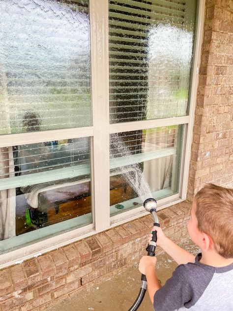 This is my no fail, Streak Free Window Cleaning Recipe for outside windows using a couple of simple products you probably already have at home. Wash your windows easily and quickly without wasting time drying and enjoy a crystal clear view today! Window Cleaner Streak Free, Window Washing Solution, Clean Outdoor Windows, Cleaning Outside Windows, Diy Window Cleaner, Window Cleaner Homemade, Window Cleaning Solutions, Simple Products, Washing Windows