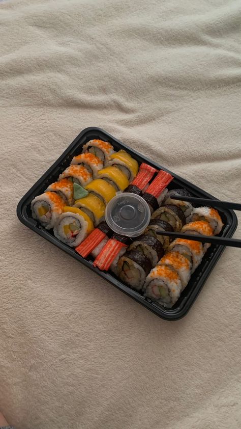 Sushi, california maki, ca maki, sushi rolls, chopsticks, sushi mukbang, food California Maki, Maki Rolls, Mukbang Food, Maki Sushi, Sushi Sushi, Box Food, Lunch Box Recipes, Sushi Rolls, Chopsticks