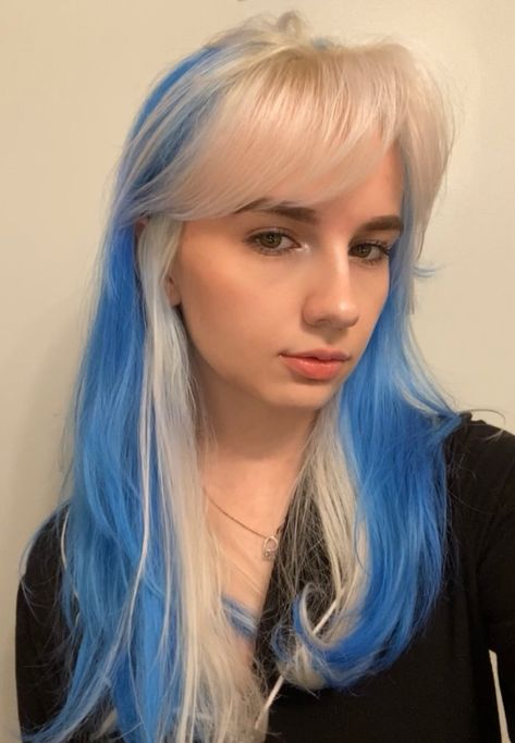 Dark Blue Roots Light Blue Hair, Navy Blue And Blonde Hair, White And Blue Hair Color, Blonde With Blue Tips, White Hair With Blue Tips, Blond And Blue Hair, Half And Half Dyed Hair, Felicity Core, Blonde With Blue Highlights