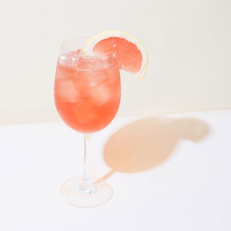 Rose Spritz, Aperol Spritz Recipe, Fruity Wine, Spritz Recipe, Passion Fruit Juice, Rose Cocktail, Ruby Red Grapefruit, Peach Sangria, Cocktails To Try