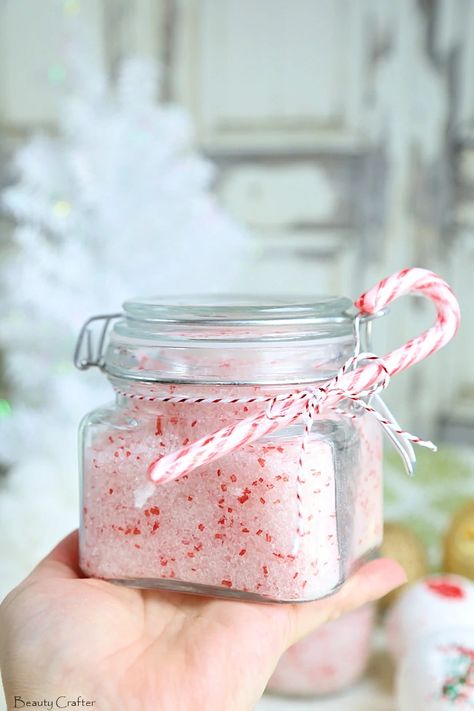 Bath Salts Diy Recipes, Peppermint Bath Salts, Peppermint Scrub, Bath Soak Recipe, Salt Gifts, Peppermint Candles, Easy Homemade Christmas Gifts, Bath Salts Recipe, Bath Salts Diy