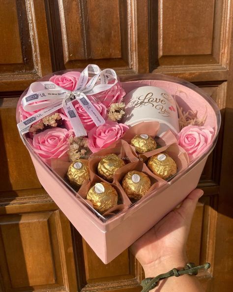 Flower And Gift Boxes, Diy Small Mothers Day Gifts, Mom Gifts Ideas Diy, Diy Mothers Day Bouquet, Flowers And Chocolate Gift, Mother Days Gift Ideas, Mothers Day Bouquet Ideas, Chocolate Gift Basket Ideas, Mother’s Day Decoration Ideas