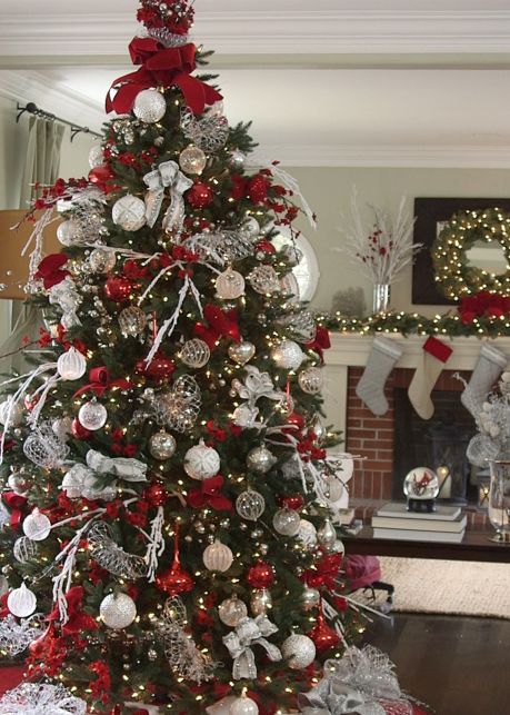 Decorate Your Christmas Tree Like a Pro With These 7 Tips | Balsam Hill Best Christmas Tree Decorations, Decorate A Christmas Tree, Pretty Christmas Trees, Red Christmas Decor, Silver Christmas Decorations, Flocked Christmas Trees Decorated, Christmas Tree Decorating Themes, Gold Christmas Decorations, Christmas Tree Inspiration