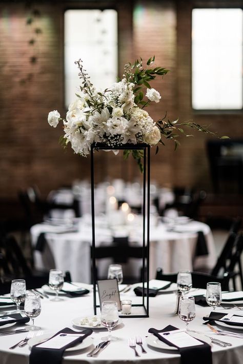 Black And White Centerpieces, Black Wedding Table, White Wedding Centerpieces, Dark Wedding Theme, Monochrome Weddings, Black And White Wedding Theme, White Weddings Reception, Minimalist Wedding Decor, White Centerpiece