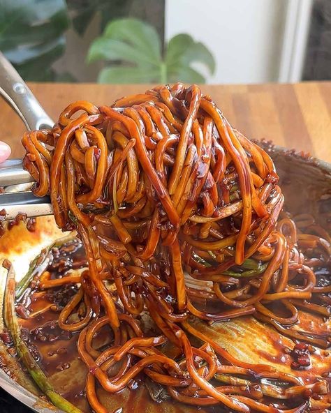 Easy Garlic Soy Noodles - im a foodie Sweet Soy Noodles, Honey Soy Noodles, Garlic Soy Noodles, Garlic Asian Noodles, Asian Noodle Sauce, Asian Noodles Sauce, Asian Garlic Noodles, Soy Noodles, Leftover Noodles