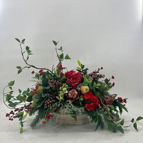 Floranique - Etsy Christmas Floral Arrangements Diy, Christmas Arrangements Centerpieces, Christmas Floral Designs, Luxurious Christmas, Christmas Florals, Thanksgiving Flowers, Red Hydrangea, Christmas Vases, Winter Centerpieces