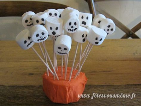 4 Douceurs d'Halloween | Oui Are Makers | Halloween, Nourriture halloween, Dîner pour halloween Party Halloween Costumes, Party Ideas Halloween, Tårta Design, Halloween Food Ideas, Recipes Halloween, Dekorasi Halloween, Halloween Party Decor Diy, Bricolage Halloween, Food Halloween