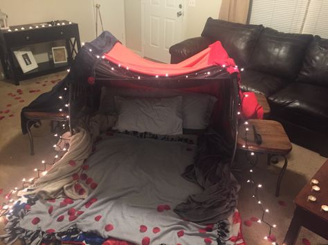 Indoor fort & picnic. Romantic date night Picnic Romantic, Romantic Home Dates, Indoor Forts, Romantic Dinner Decoration, Vw R32, At Home Dates, Romantic Date Night Ideas, Romantic Bedroom Decor, Romantic Date Night