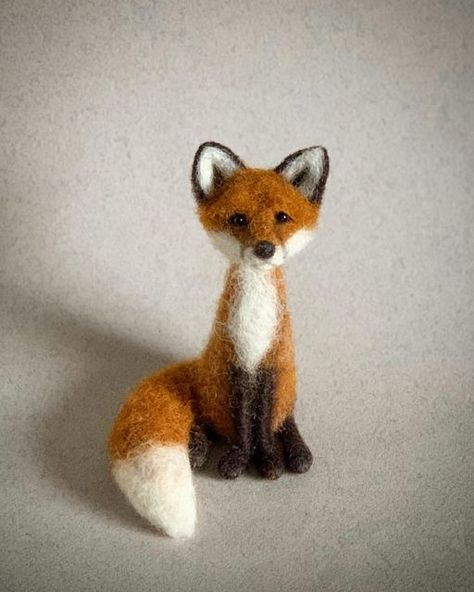 Jo Gardiner on Instagram: "I’ve added some made to order felties to my Etsy shop and I should have some Donkey felting kits this week 😊" Upright Posture, Felted Fox, Needle Felted Fox, Fox Character, Fox Crafts, Needle Felting Diy, Felt Fox, Needle Felted Christmas, Felted Wool Crafts