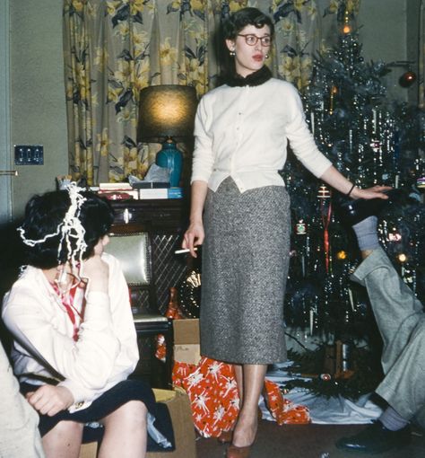 Even though it was Christmas morning , Miss Ophelia made sure that Fred got his leg stretches in before the opening began. Natal, 60s Christmas, Christmas Pictures Vintage, Christmas Photograph, Christmas Simple, Vintage Christmas Photos, Ghost Of Christmas Past, 1950s Christmas, Vintage Pics