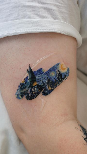 Starry Night Moon Tattoo, Starry Night Hogwarts, Minimalist Van Gogh Tattoo, Tatuajes Harry Potter, Ravenclaw Tattoo, Starry Night Tattoo, Van Gogh Tattoo, Hogwarts Tattoo, Front Shoulder Tattoos