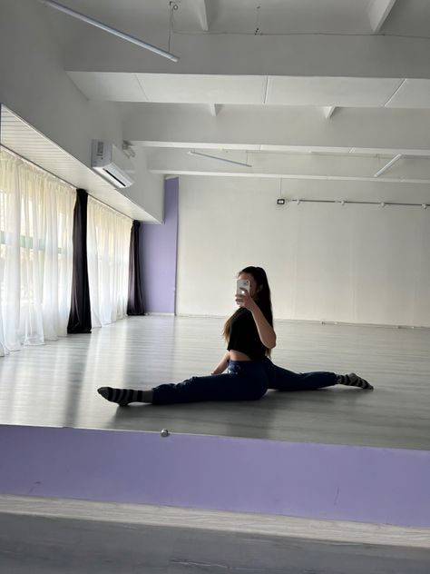 сучасний танець, шпагат Splits Aesthetic Gym, Splits Aesthetic Dance, Front Splits Aesthetic, Splits Photoshoot, Middle Splits Aesthetic, Splits Aesthetic, Split Aesthetic, Flexibility Motivation, Doing Splits