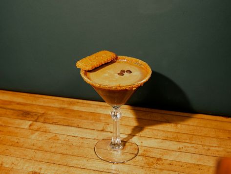 Discover Biscoff Espresso Martini cocktail, a vodka based cocktail with a twist of Lotus Biscoff and Coffee Liqueur in this Dan's Daily guide. Mix this cocktail at home in just 6 steps. Order your cocktail ingredients from Dan Murphy's with home delivery. Vodka Based Cocktails, Lotus Biscoff Spread, Espresso Martini Cocktail, Espresso Martini Recipe, Biscoff Biscuits, Biscoff Spread, Coffee Liqueur, Boozy Desserts, Martini Recipe