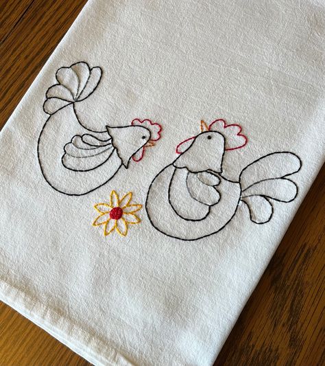 Chicken Embroidery Patterns, Embroidery Hand Towels, Kitchen Towel Ideas, Flour Sack Towels Crafts, Dish Towel Embroidery, Chicken Embroidery, Dish Towel Crafts, Towel Embroidery Designs, Tea Towels Embroidery