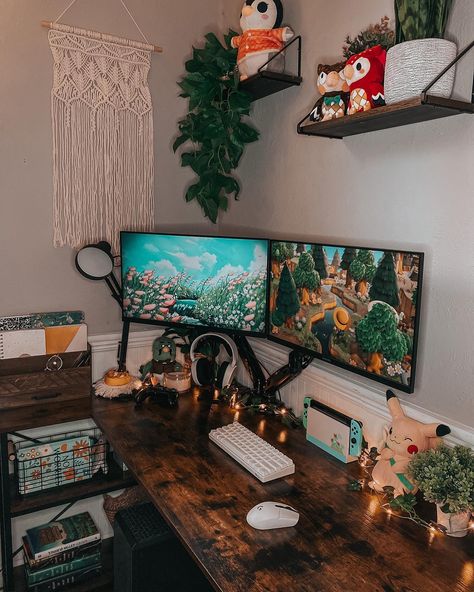 Cozy Office Game Room, Boho Room Setup, Cozy Streaming Room, Cozy Computer Desk, Cozy Gaming Office, Cozy Gaming Room Setup, Cozy Pc Games, Boho Gaming Setup, Cozy Pc Setup