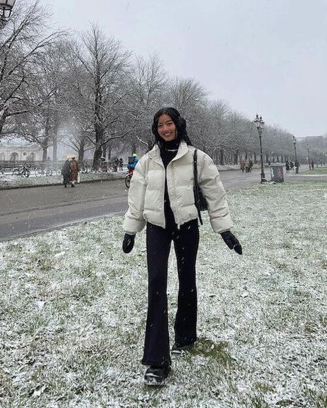 Outfit In Snow Weather, Ivory Puffer Jacket Outfit, Boston Winter Outfits Cold Weather, Columbia Puffer Jacket Outfit, Puffer Jacket Outfit White, New York Outfits March, Vest Puffer Outfit Ideas, White Puffer Vest Outfit, White Puffer Jacket Outfit