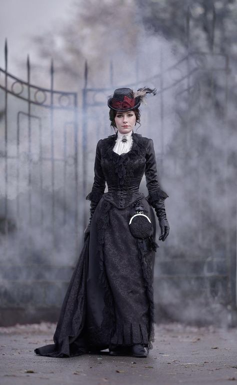 Gothic Victorian Costume, Historical Gothic Fashion, Gothic Victorian Outfits, Victorian Costume Women, 1800s Fashion Women, Victorian Women Fashion, Victorian Fashion Aesthetic, Victorian Black Dress, Victorian Goth Fashion