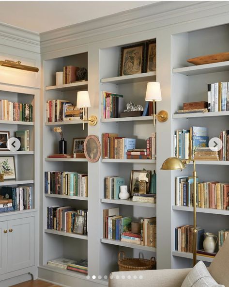 Living Room Designs With Library, Home Library Styling, New England House Decor, Built In Bookshelves Living Room, Home Library Room, House Room Design, Built In Bookshelf, Bookcase Office, Home Library Rooms