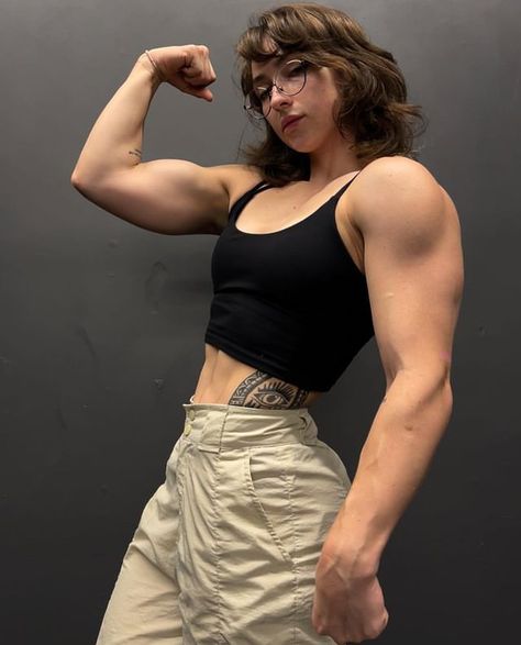 Pretty Buff Women, Thrown Over Shoulder Pose, Women With Muscles Reference, Slightly Muscular Arms Women, Lean Women Reference, Muscular Woman Back Reference, Muscle Flexing Poses, Built Woman Reference, Strong Muscle Women