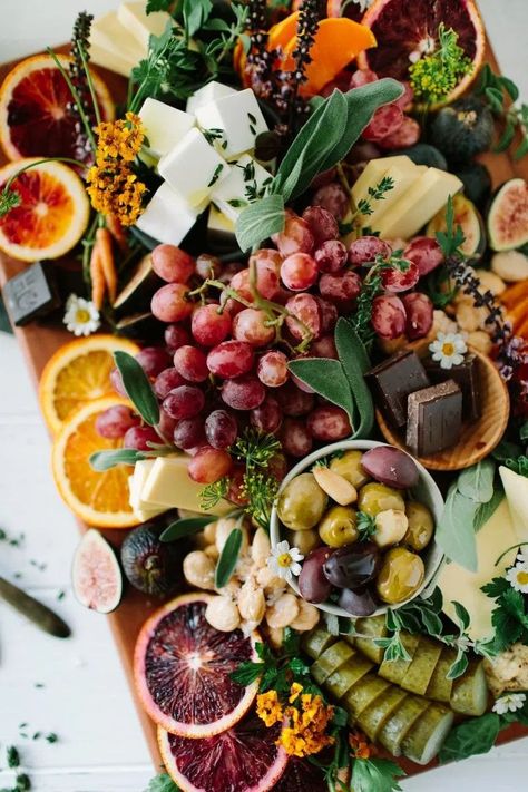 Drool-worthy vegan cheese platter by Fed & Full Italian Cheese Platter, Italian Grazing Board, Vegetarian Platter Ideas, Charcuterie Spread Ideas, Fall Crudite Platter Ideas, Fancy Veggie Tray, Platter Aesthetic, Vegan Platter, Italian Platter