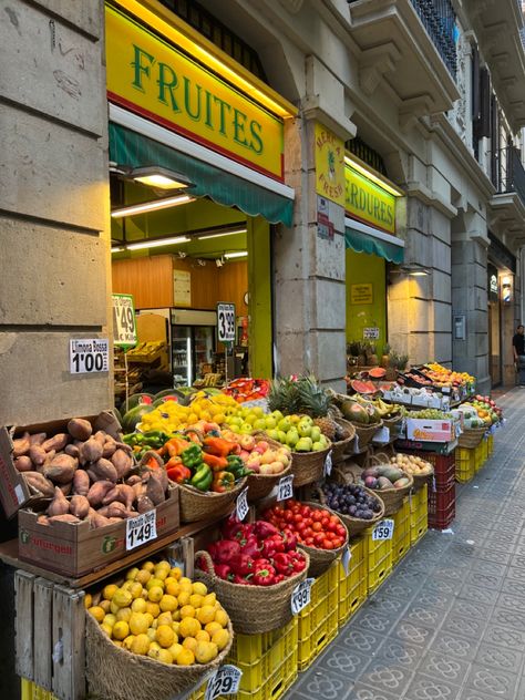 Fruits Market, Big Modern Houses, Fruit And Veg Shop, Vegetable Market, Indoor Markets, Fruit Stand, Farm Store, Fruit Shop, Exhibit Design