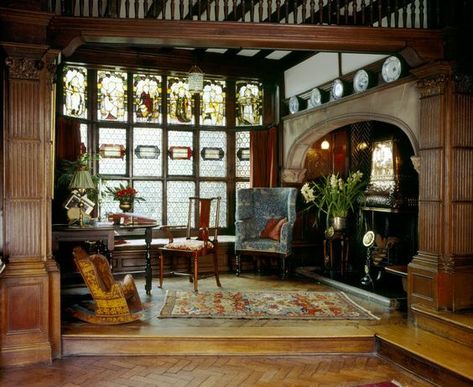 Style at a Glance: Arts and Crafts Movement - L' Essenziale Unusual Fireplaces, Wightwick Manor, Sims4 Ideas, American Bungalow, Arts And Crafts Interiors, English Houses, Wood Panelling, English Manor Houses, Inglenook Fireplace