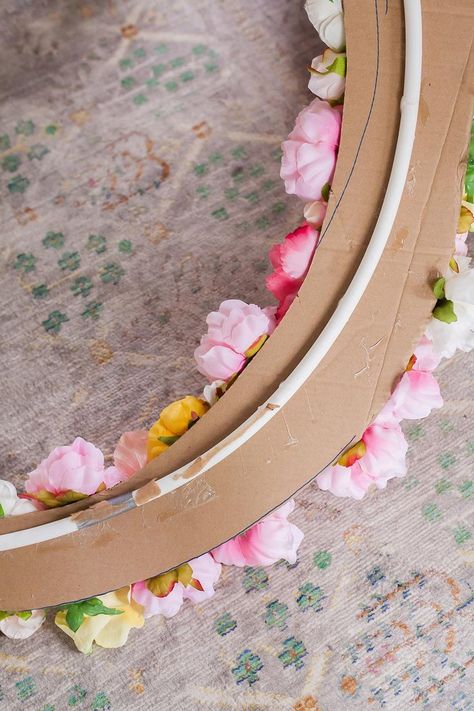 Gahh this DIY giant floral frame with a diy hula hoop is a MUST! #diyflowers #diyhulahoops #silkflowercrafts #diywedding #diywallhomedecor Silk Flower Crafts, Diy Hula Hoop, Gold Graduation Party, Sustainable Flowers, Diy Photo Backdrop, Diy Props, Backdrop Frame, Crazy Ideas, Photo Booth Frame