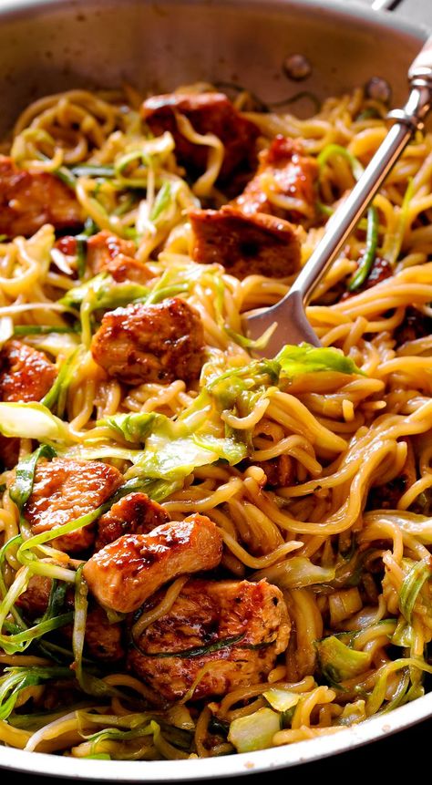 Chicken Chow Mein in a stainless steel pan Chowmein Noodles, Chicken Stir Fry With Noodles, Chicken Cabbage, Fry Noodles, Hunger Pangs, Asian Meals, Chow Mein Recipe, Food Chinese, Asian Noodle Recipes