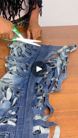 Denim And Crochet Ideas, Diy Old Jeans Projects, Upcycle Clothes With Crochet, Old Pants Diy Upcycle, Diy Thrift Upcycle Clothes, Ideas Con Jeans Reciclados, Upcycle Jeans Refashioning, Denim Scraps Ideas, Jean Pocket Crafts