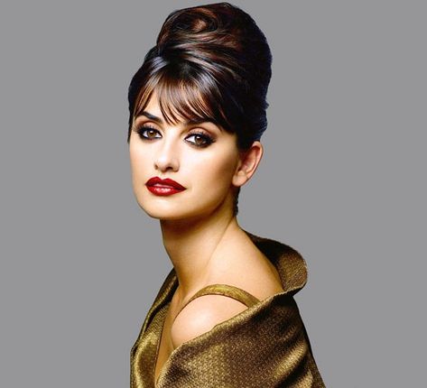 Beehive With The Bangs Sanggul Modern, High Updo, Beehive Hair, Vintage Wedding Hair, Shoulder Hair, Penelope Cruz, Wedding Hairstyles Updo, Sandra Bullock, Julia Roberts